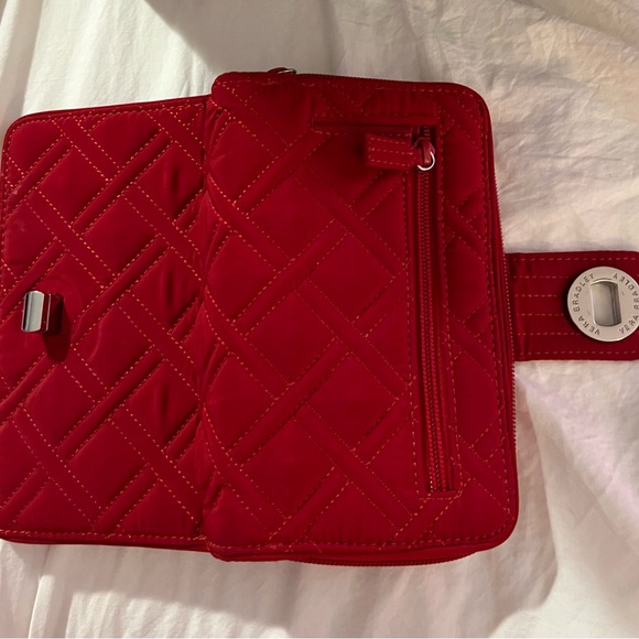 “Vera Bradley“ Red Wallet Never Used Silver Hardware Slots Zipper Compartments - Picture 3 of 7